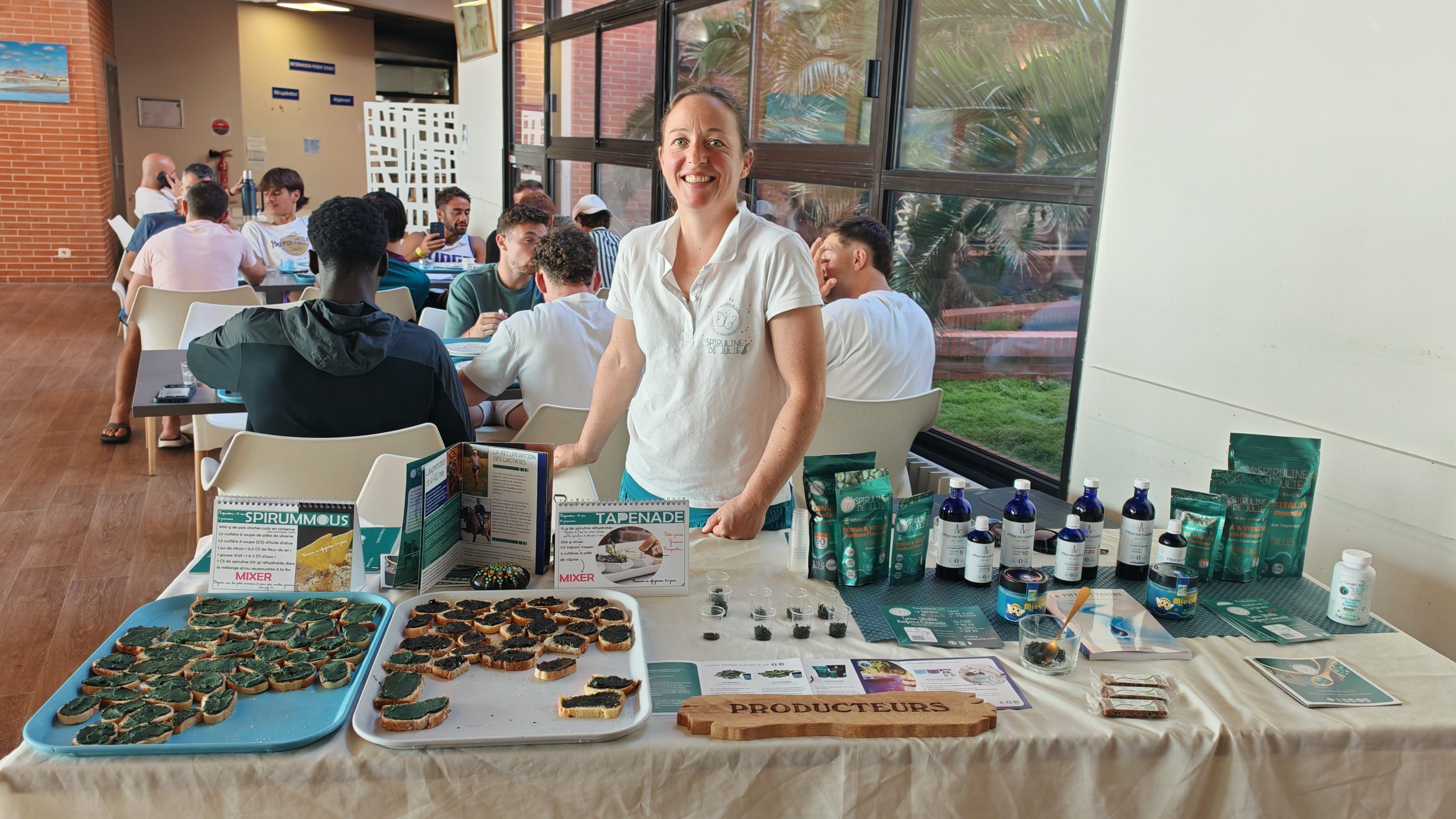 Julie présente un apéro à base de spiruline au cers à cabreton